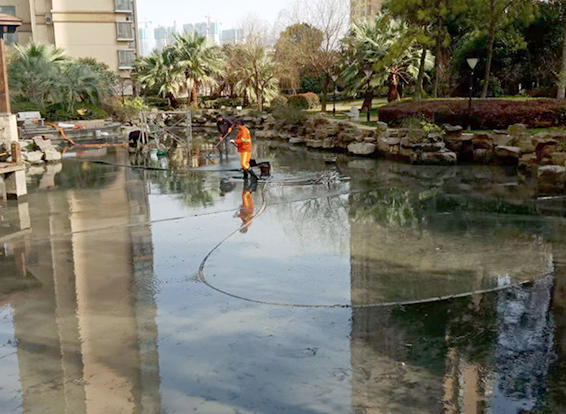 迎江景观池淤泥清理