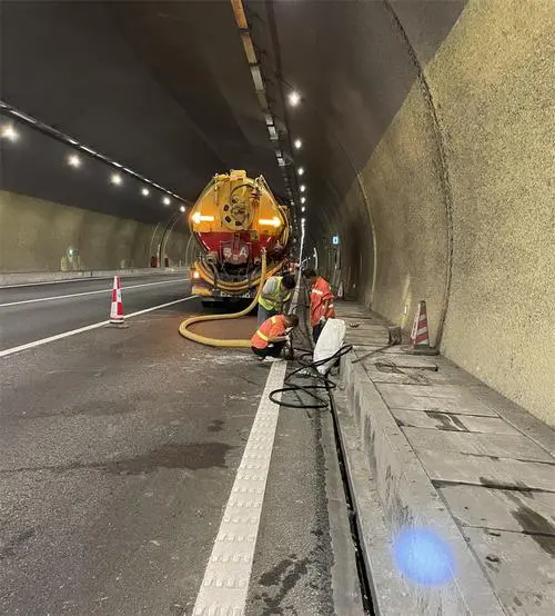 迎江隧道排水渠清淤